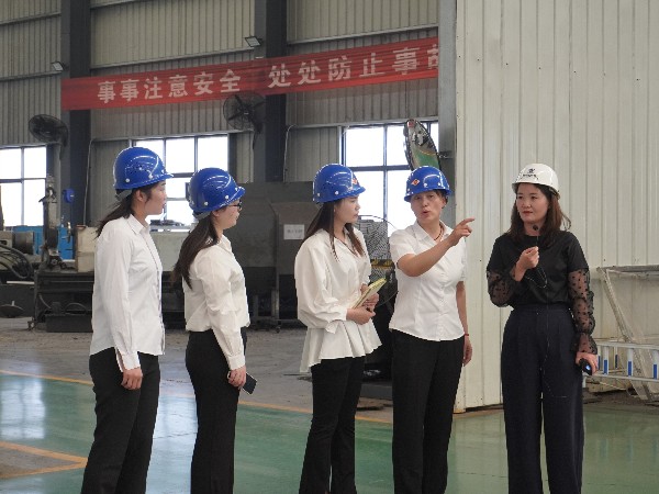 深入廠區(qū)學(xué)習(xí)，提高自身專業(yè)知識(shí)。_河南雙志