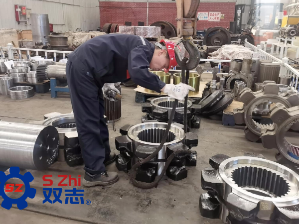 致敬每一位一線工人，堅守崗位，兢兢業(yè)業(yè)。_河南雙志